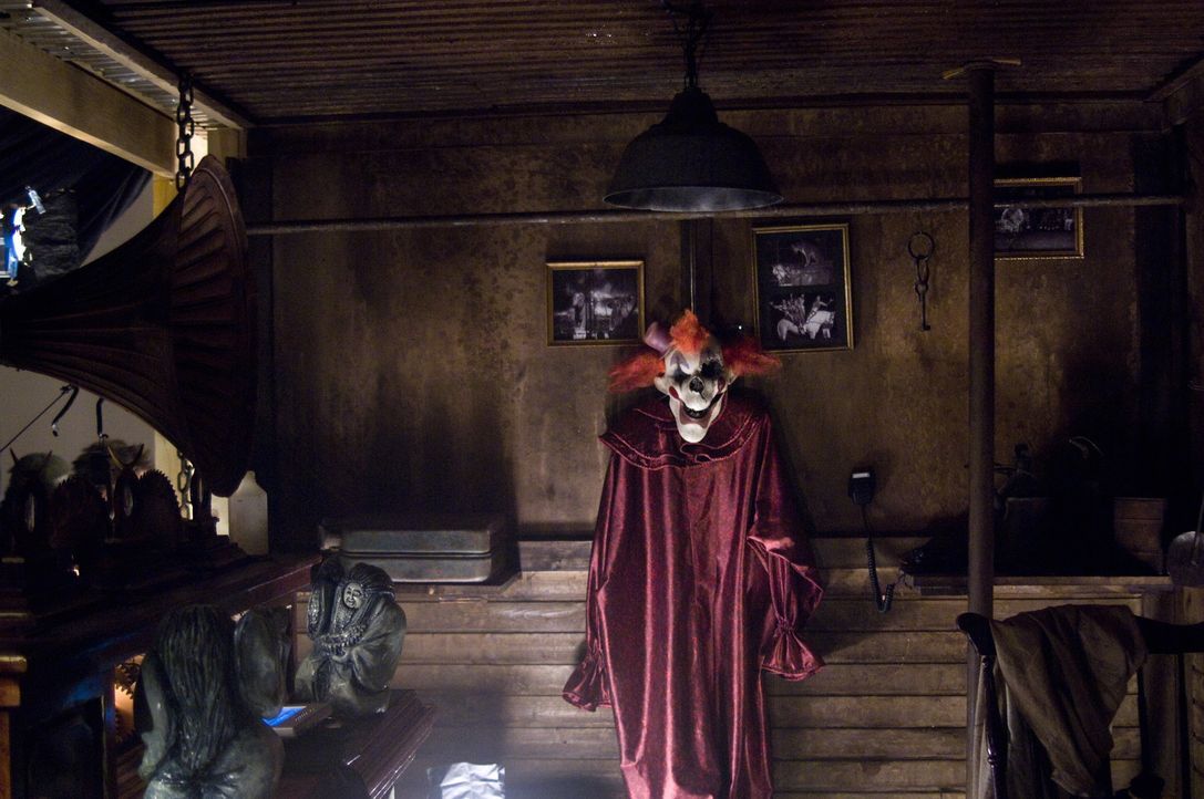 Schon bald muss Tabitha erkennen, dass der Clown (Keir O'Donnell) keineswegs eine Puppe ist, sondern Killer, der ihr nach dem Leben trachtet ... - Bildquelle: 2009 Warner Bros.