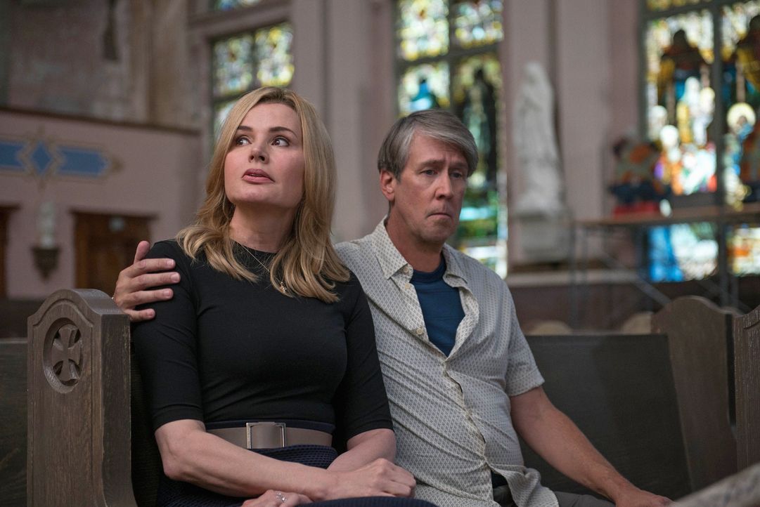 Angela (Geena Davis, l.) und Henry (Alan Ruck, r.) machen sich immer mehr Sorgen um ihr kleines Mädchen, nicht ahnend, wie schlimm es bereits um sie... - Bildquelle: 2016 Fox and its related entities.  All rights reserved.