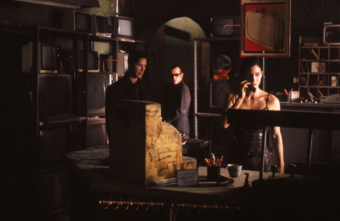 Die Leitung ist tot! Neo (Keanu Reeves, l.), Trinity (Carrie-Anne Moss, r.) und Apoc (Julian Arahanga, M.) sind in der Matrix gefangen ... - Bildquelle: Warner Bros. Pictures