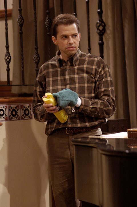 Weil Alan (Jon Cryer) Berta soweit gebracht hat, dass sie kündigt, bleibt ihm nichts anderes übrig, als selbst die Staublappen zu schwingen ... - Bildquelle: Warner Brothers Entertainment Inc.