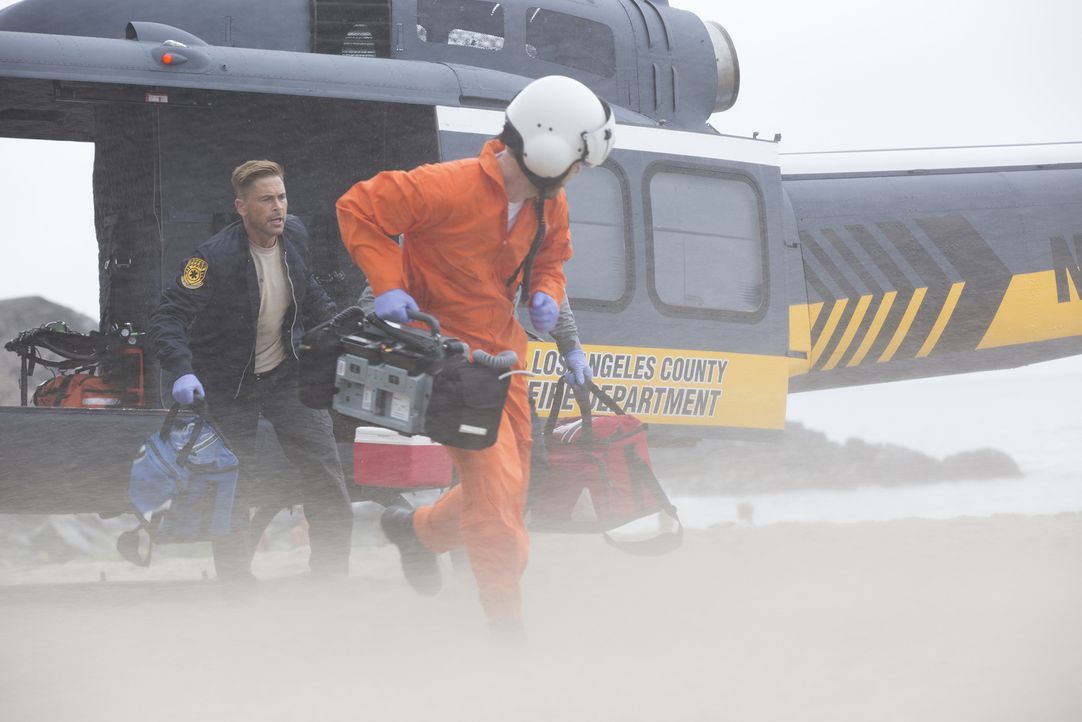 Kommt die Hilfe von Willis (Rob Lowe, l.) und dem Angels-Team für die Opfer der Haiangriffe noch rechtzeitig? - Bildquelle: Paul Sarkis 2015 ABC Studios