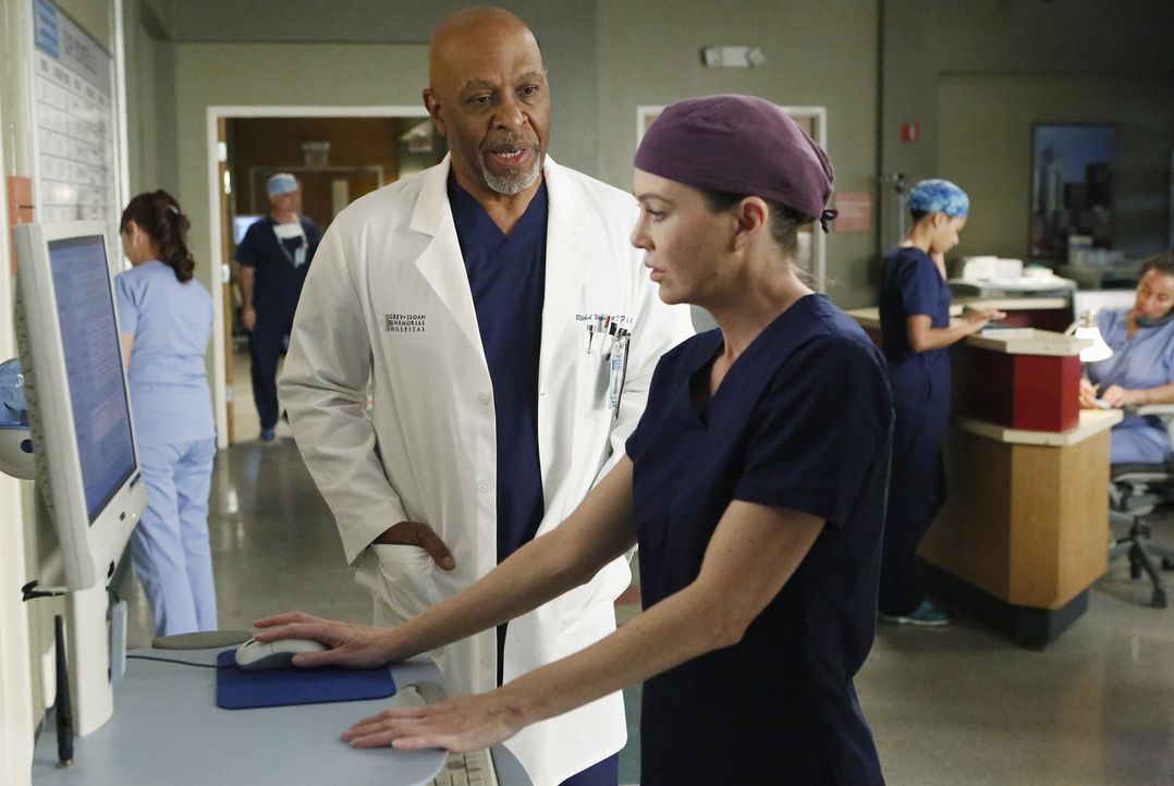 Während Meredith (Ellen Pompeo, r.) einen Babysitter sucht, trifft Richard (James Pickens Jr., l.) im Krankenhaus auf Catherine ... - Bildquelle: ABC Studios