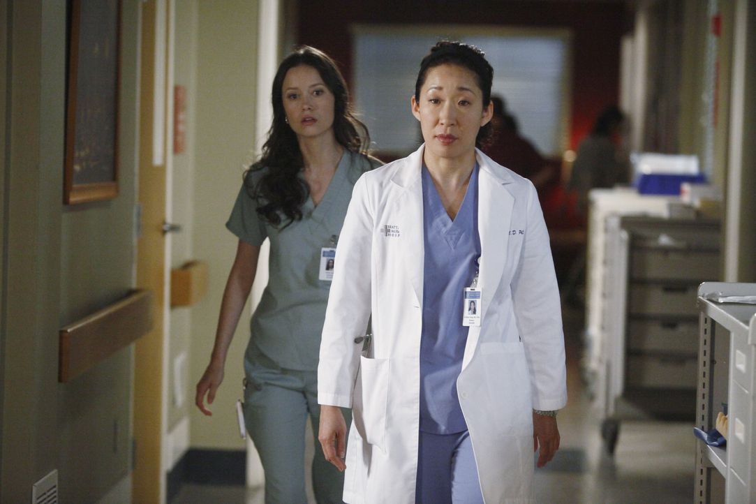 Während Alex nicht wahr haben will, dass Morgan in ihn verliebt sein könnte, glaubt Cristina (Sandra Oh, r.), dass Owen ein Verhältnis mit Kranke... - Bildquelle: ABC Studios