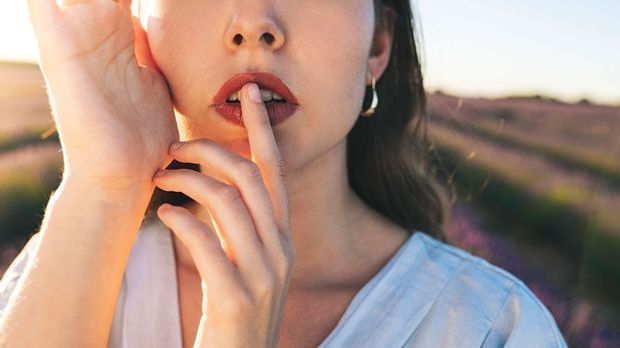 Beauty-Tipp gegen trockene Lippen: Lippen nicht mit der Zunge befeuchten
