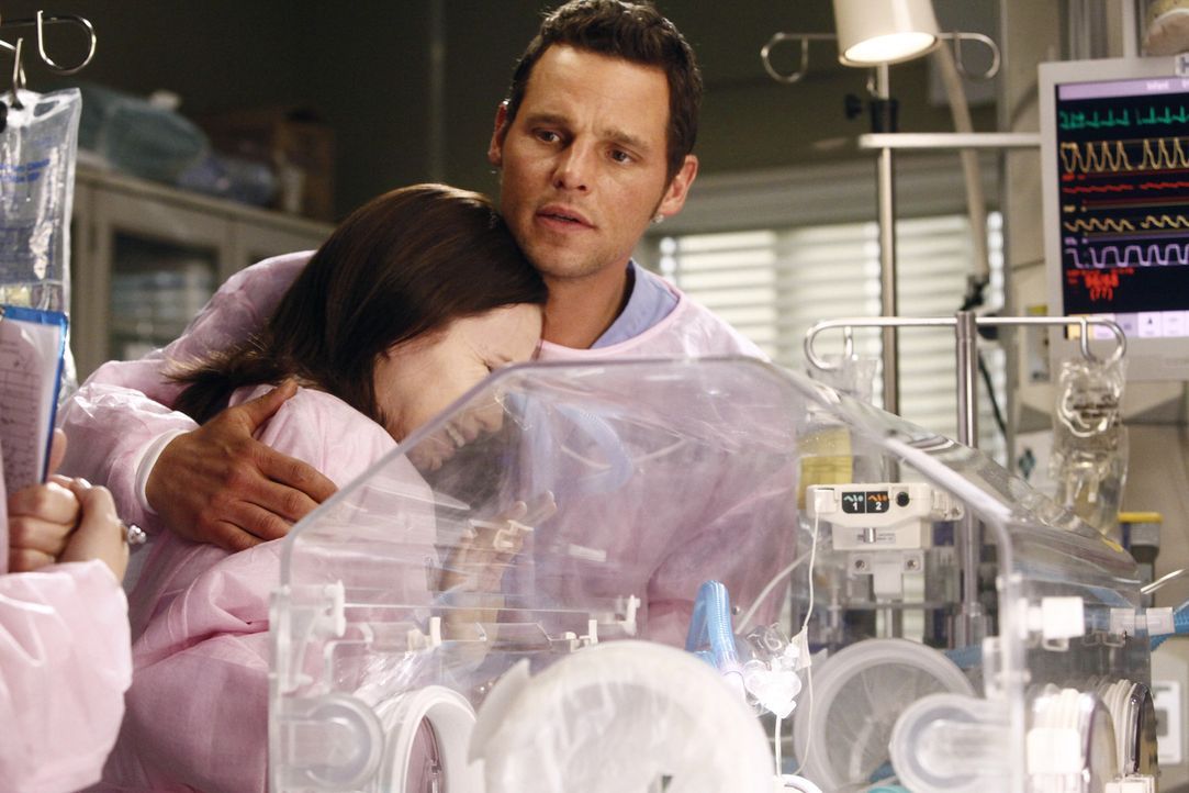Alex (Justin Chambers, r.) kümmert sich rührend um Morgan (Amanda Fuller, l.) und dessen Baby ... - Bildquelle: ABC Studios