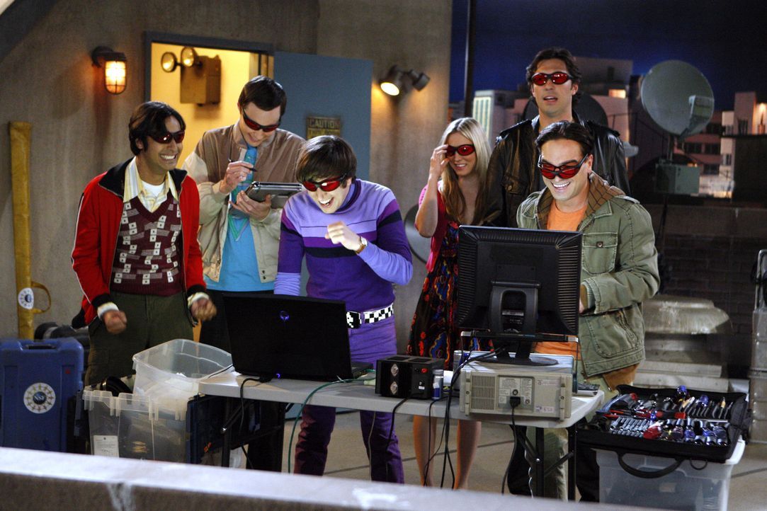 Die Freunde Leonard (Johnny Galecki, r.), Sheldon (Jim Parsons, 2.v.l.), Raj (Kunal Nayyar, l.) und Howard (Simon Helberg, 3.v.l.) wollen ein Laser-... - Bildquelle: Warner Bros. Television