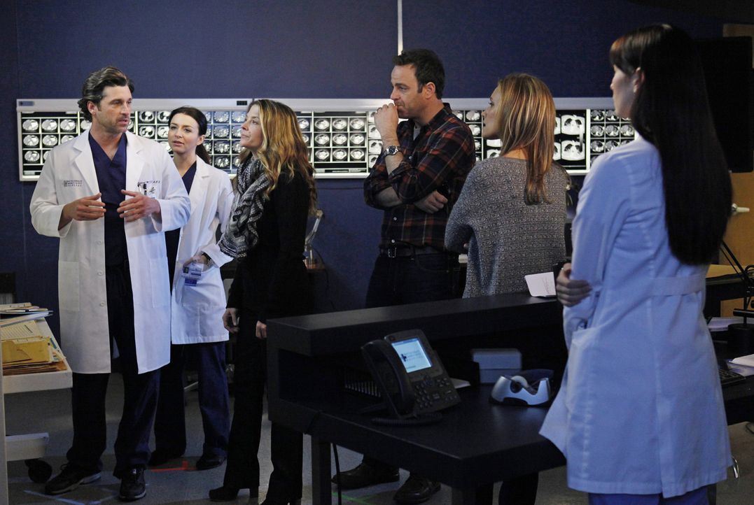 Cooper (Paul Adelstein, 3.v.r.) und Charlotte (KaDee Strickland, 2.v.r.) bringen Erica (A.J. Langer, 3.v.l.) ins Seattle Grace Hospital um mit Derek... - Bildquelle: ABC Studios