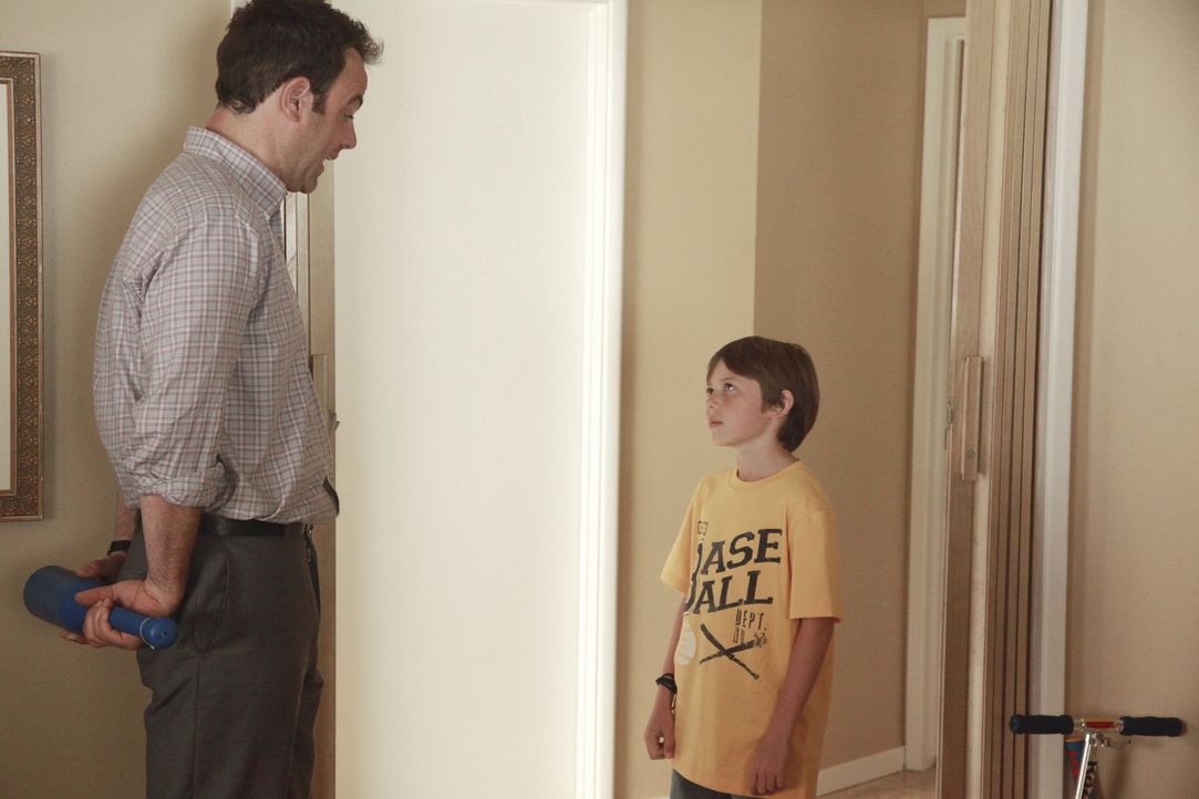 Während Amelia im Drogenrausch Ryan kennenlernt und mit ihm abhängt, genießt Cooper (Paul Adelstein, l.) die Zeit mit seinem Sohn Mason (Griffin... - Bildquelle: ABC Studios