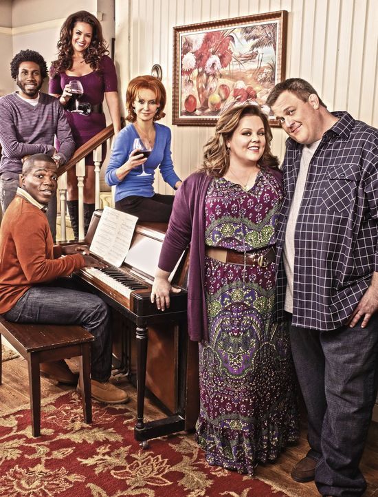 (3. Staffel) - MIKE & MOLLY: Samuel (Nyambi Nyambi, hinten l.), Carl (Reno Wilson, M.l.), Mike (Billy Gardell, vorne r.), Molly (Melissa McCarthy, v... - Bildquelle: Warner Brothers