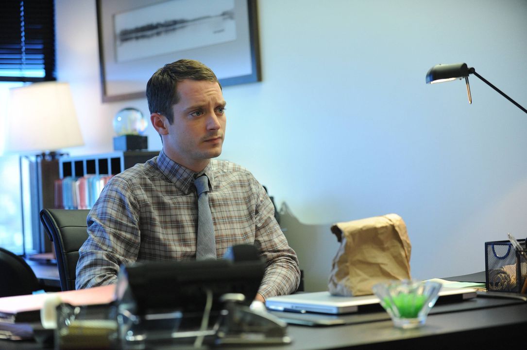 Was ist in der mysteriösen Tüte, die Ryans (Elijah Wood) Assistentin seit 30 Jahren einem Unbekannten gibt? - Bildquelle: 2014 Fox and its related entities.  All rights reserved.