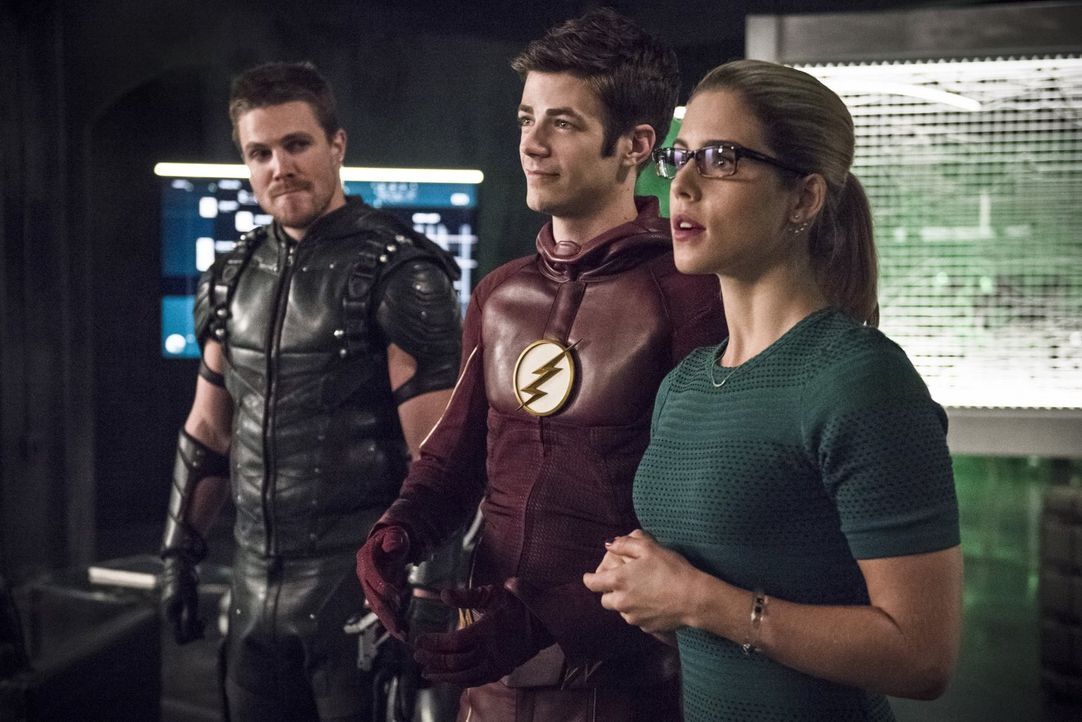 Während Oliver alias Green Arrow (Stephen Amell, l.), Barry alias The Flash (Grant Gustin, M.) und Felicity (Emily Bett Rickard, r.) in Star City na... - Bildquelle: 2015 Warner Brothers.