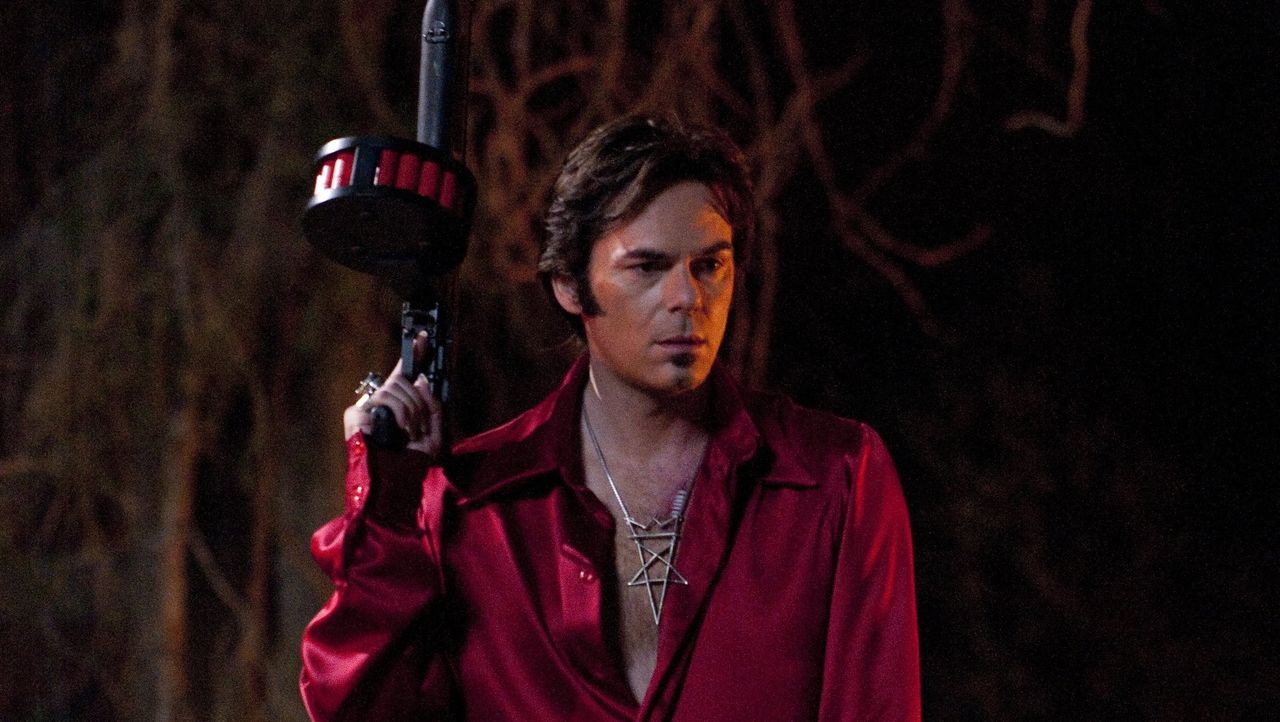 Satanisten-Guru Jonah King (Billy Burke) will eine junge Frau für den Fürsten der Hölle opfern, doch dieses Mal hat er sich die falsche Tochter ausg... - Bildquelle: 2011 Warner Bros. Entertainment INC. All rights reserved.