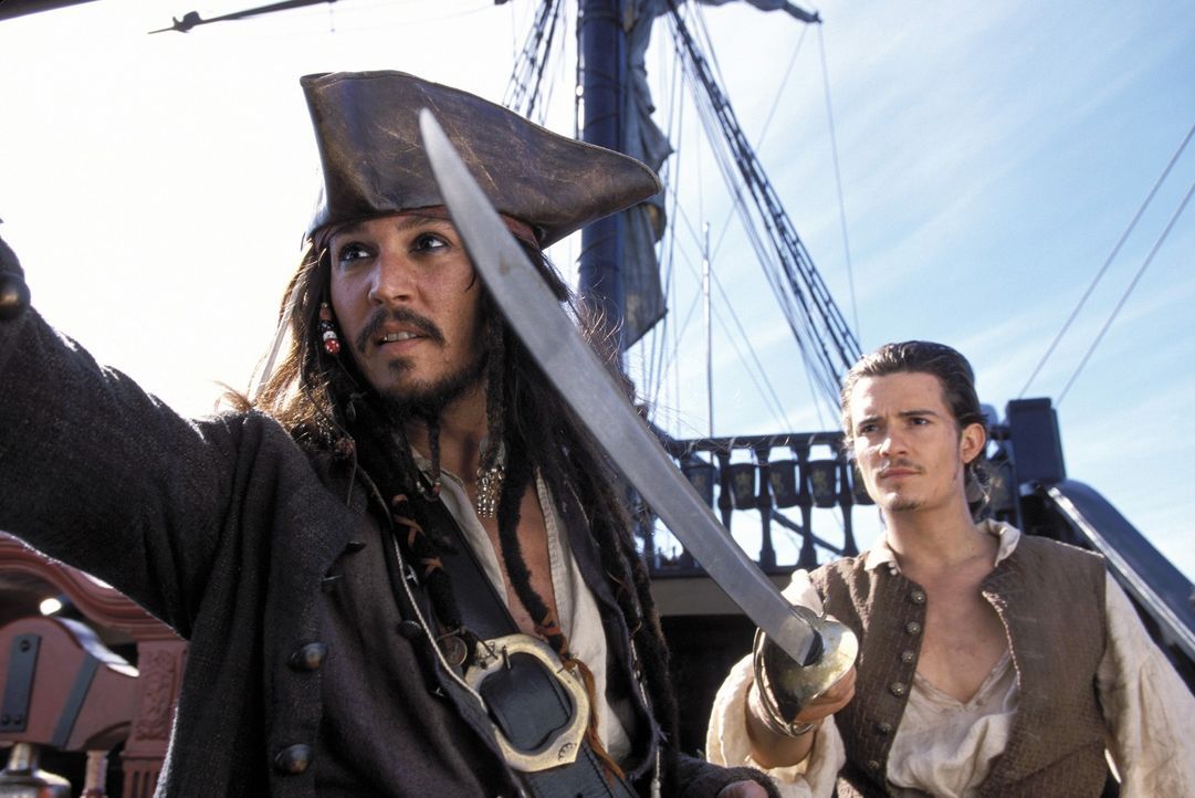 Als Elizabeth von Barbossas Männern verschleppt wird, machen sich Will (Orlando Bloom, r.) und Jack Sparrow (Johnny Depp, l.) zusammen an die Verfol... - Bildquelle: Disney/ Jerry Bruckheimer