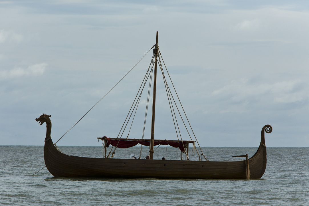 Ragnars Wikingerschiff kann die offenen Meere, aber auch die seichtesten Flüsse besegeln. Ein Novum im Schiffsbau ... - Bildquelle: 2013 TM TELEVISION PRODUCTIONS LIMITED/T5 VIKINGS PRODUCTIONS INC. ALL RIGHTS RESERVED.