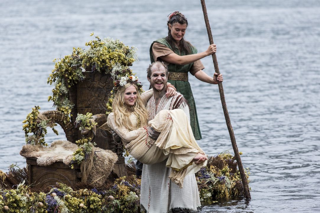 Mit einer traditionellen Wikingerhochzeit feiern Floki (Gustaf Skarsgard, M.) und Helga (Maude Hirst, l.) ihr Liebesglück ... - Bildquelle: 2014 TM TELEVISION PRODUCTIONS LIMITED/T5 VIKINGS PRODUCTIONS INC. ALL RIGHTS RESERVED.