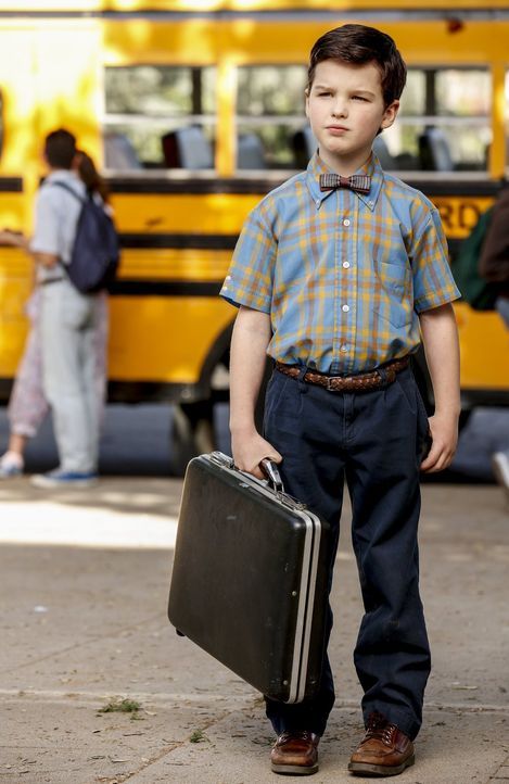 Sein Intellekt bringt Sheldon (Iain Armitage) schon mit neun Jahren auf die High School, ausgerechnet in die Klasse seines Bruder ... - Bildquelle: Warner Bros.