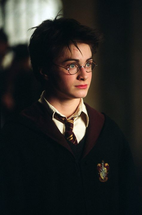 Harry Potter (Daniel Radcliffe) kehrt nach Hogwarts zurück, um sein drittes Ausbildungsjahr zu beginnen. Und schon bald hockt er wieder mitten in ri... - Bildquelle: Warner Television