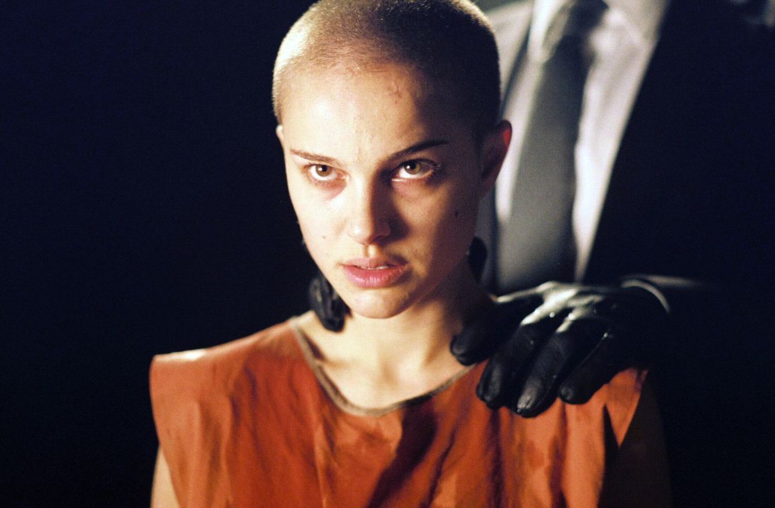 Nach einem Zwischenfall in einem Londoner Kanal nimmt Vendetta die junge Evey (Natalie Portman) unter seine Fittiche. Evey ist sehr wissbegierig und... - Bildquelle: Warner Bros. Pictures
