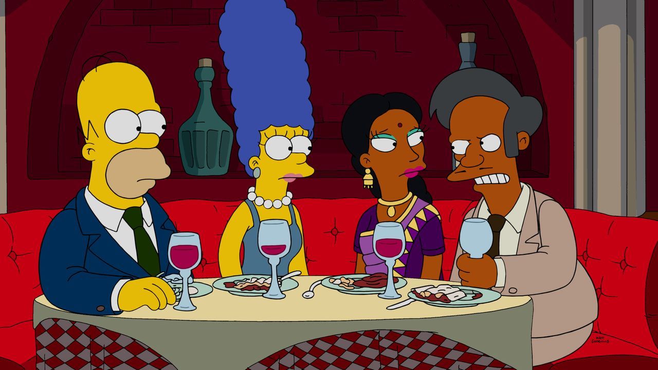 Ein ganz besonderes Essen: Homer (l.), Marge (2.v.l.), Apu (r.) und Manjula (2.v.r.) ... - Bildquelle: 2015 Fox and its related entities.  All rights reserved.