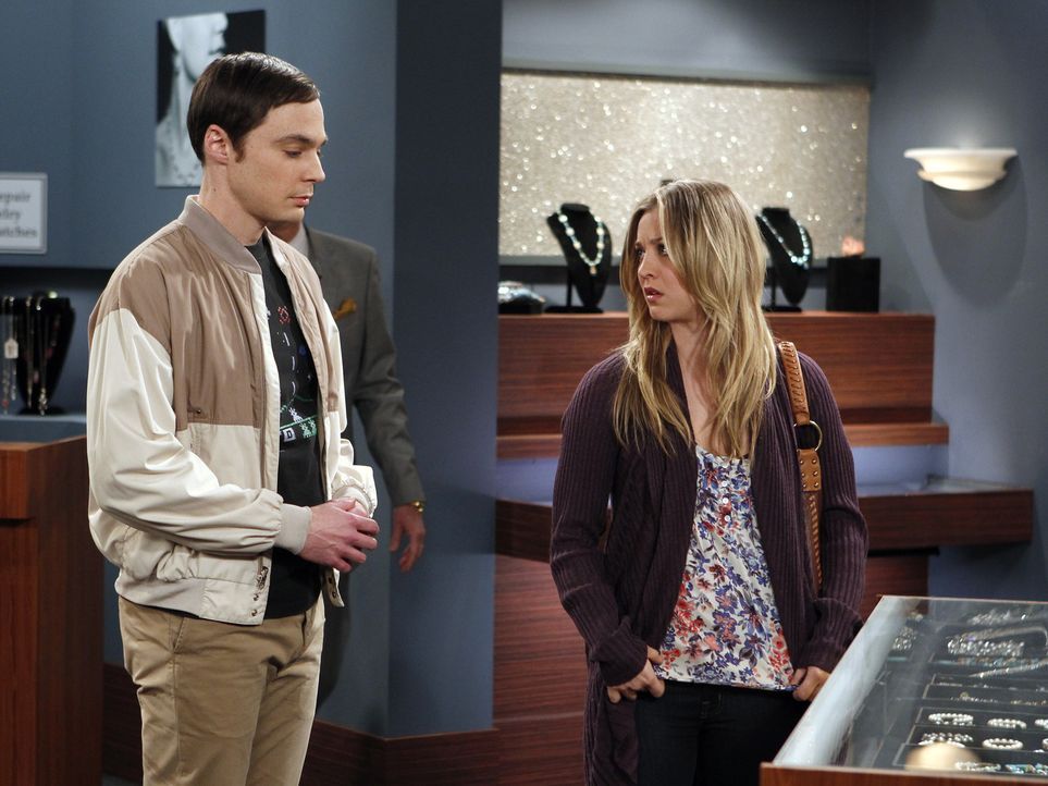 Nachdem Sheldon (Jim Parsons, l.) durch sein Verhalten Amy verletzt hat, möchte er ihr zur Wiedergutmachung ein Geschenk kaufen.  Penny (Kaley Cuoco... - Bildquelle: Warner Bros. Television