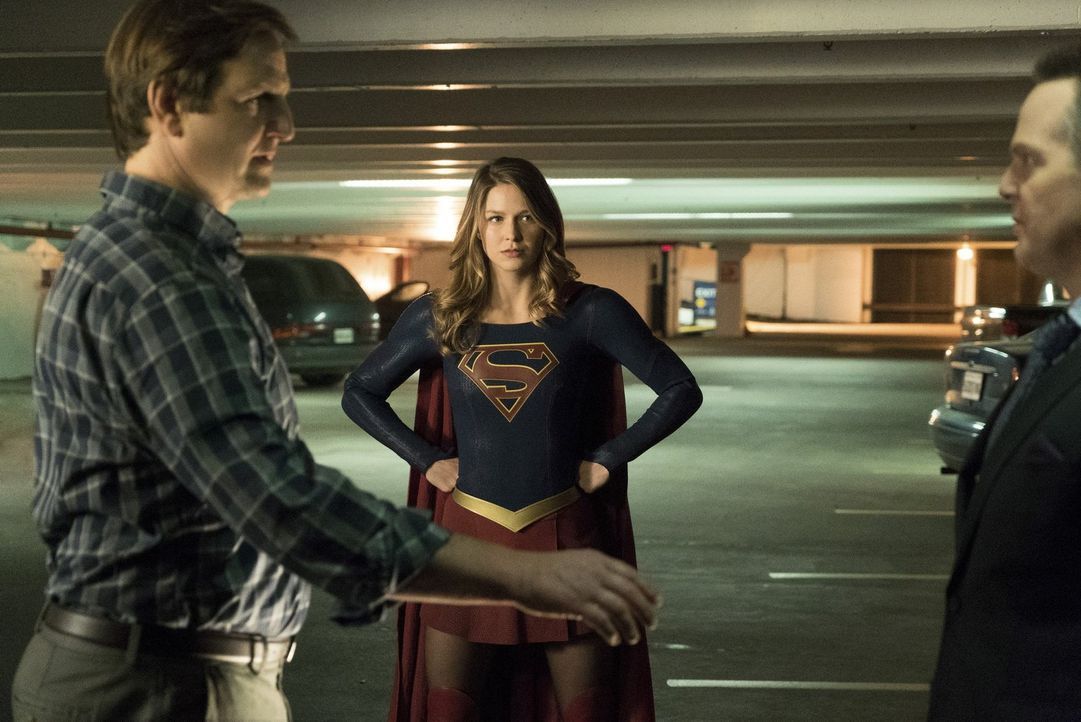 Der mutierende Dr. Jones (William Mapother, l.) wird für Supergirl (Melissa Benoist, M.) immer gefährlicher. Indem er ihr ihre Kräfte entzieht, wird... - Bildquelle: 2016 Warner Bros. Entertainment, Inc.