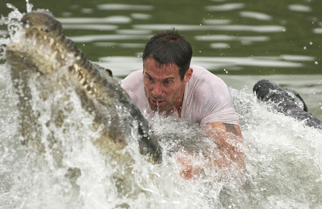 Im Visier hungriger Bestien: Bill (Johnny Messner) ... - Bildquelle: Sony Pictures Television International. All Rights Reserved.