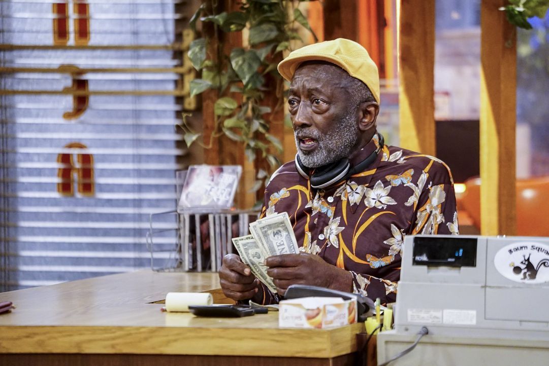 Als Oleg und Han in die Bauarbeiten in der Dessert Bar eingreifen, kann selbst Earl (Garrett Morris) nur den Kopf schütteln ... - Bildquelle: Warner Bros. Television