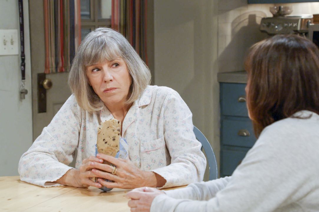 Marjorie (Mimi Kennedy, l.) - Bildquelle: Warner Bros. Entertainment, Inc.