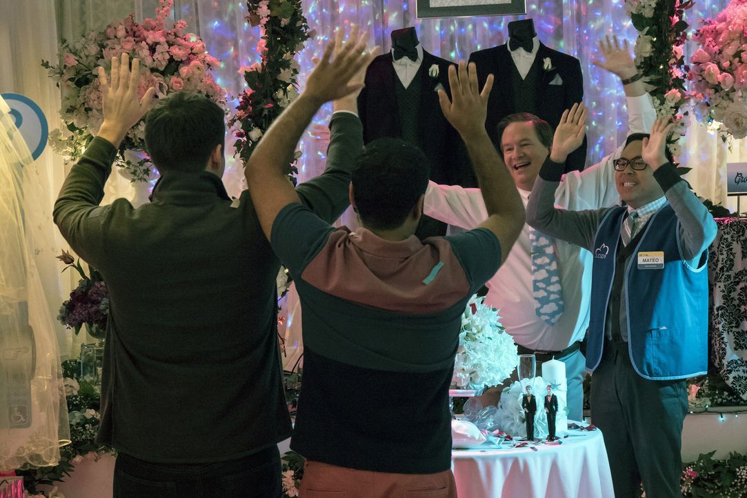 Etwas peinlich berührt feiert das homosexuelle Pärchen beim Hochzeits-Thementag von Cloud 9 mit. Pseudo-Wedding-Planner Glenn (Mark McKinney, 2.v.r.... - Bildquelle: Brandon Hickman 2015 Universal Television LLC. ALL RIGHTS RESERVED.