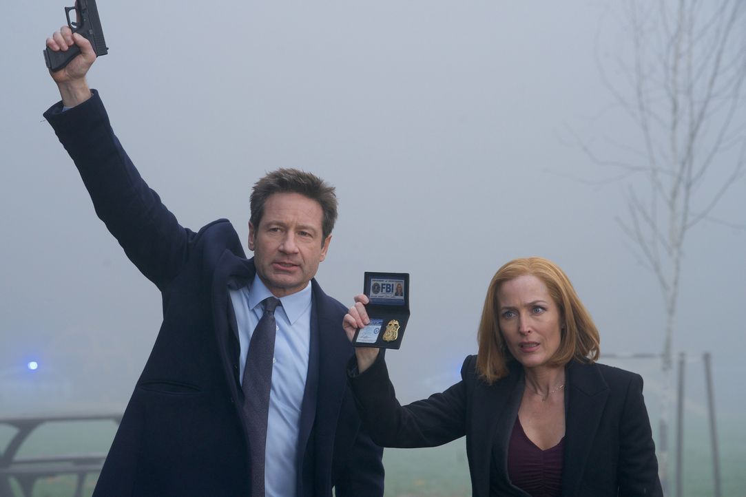 Mulder (David Duchovny, l.) und Scully (Gillian Anderson, r.) müssen im Todesfall eines kleinen Jungen ermitteln, denn im Gegensatz zu der örtlichen... - Bildquelle: Shane Harvey 2018 Fox and its related entities.  All rights reserved.