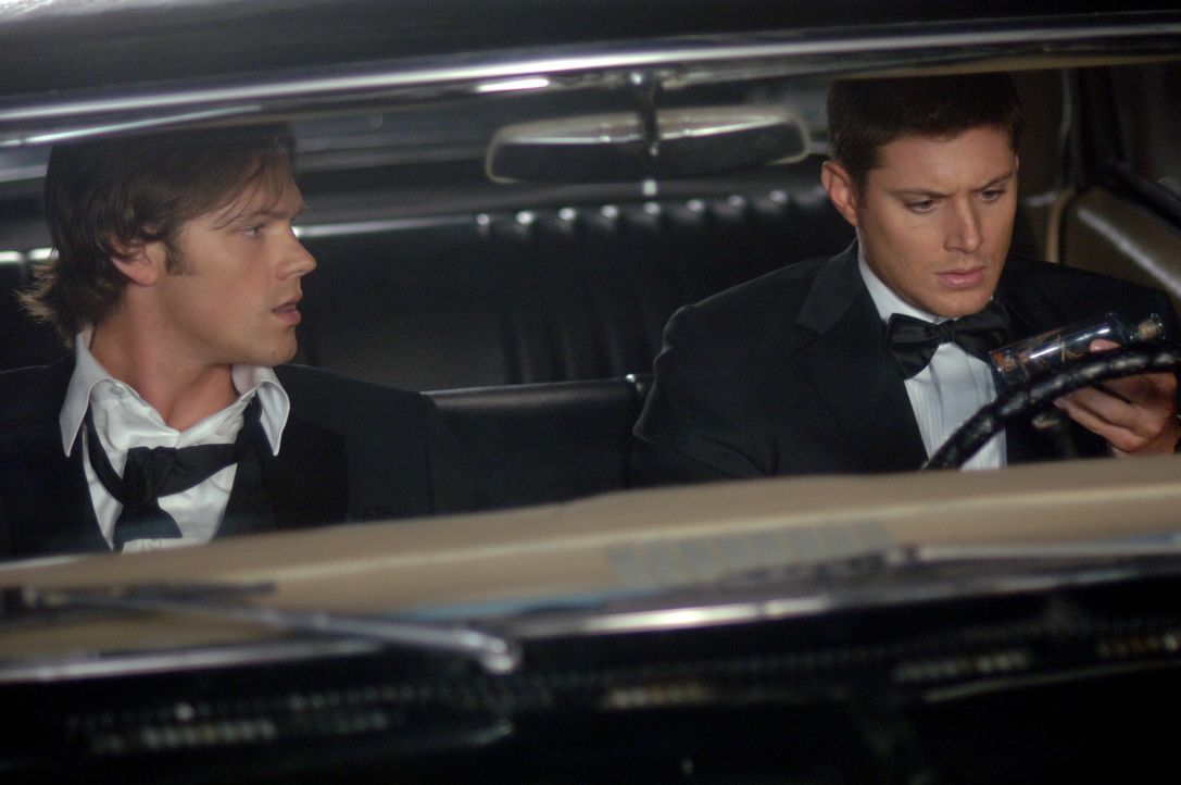 Sam (Jared Padalecki, l.) und Dean Winchester (Jensen Ackles, r.) untersuchen die mysteriösen Tode von Ertrunkenen, die während der Todeszeit nich... - Bildquelle: Warner Bros. Television