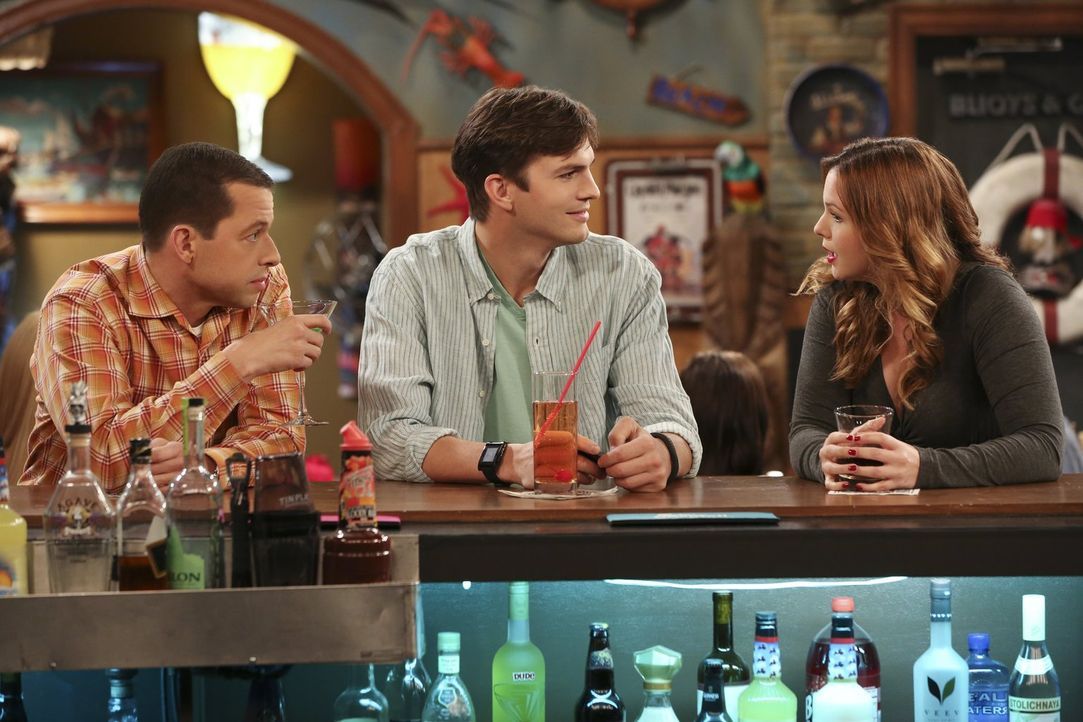 Walden (Ashton Kutcher, M.), Alan (Jon Cryer, l.) und Jenny (Amber Tamblyn, r.) genehmigen sich in der Bar ein paar Drinks und wollen Frauen aufreiß... - Bildquelle: Warner Bros. Television
