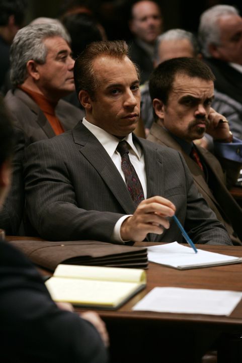 Da DiNorscio (Vin Diesel, l.) vor Beginn des Prozesses bereits zu 30 Jahren verurteilt wurde und nichts mehr zu verlieren hat, beschließt er, sich s... - Bildquelle: © 2006 Yari Film Group Releasing, LLC