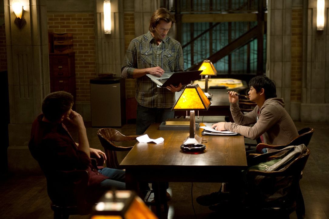 Nachdem Dean (Jensen Ackles, l.) und Sam (Jared Padalecki, M.) bewusst wird, dass die Engel sich jetzt bereits gegeneinander wenden, machen sie Kevi... - Bildquelle: 2013 Warner Brothers