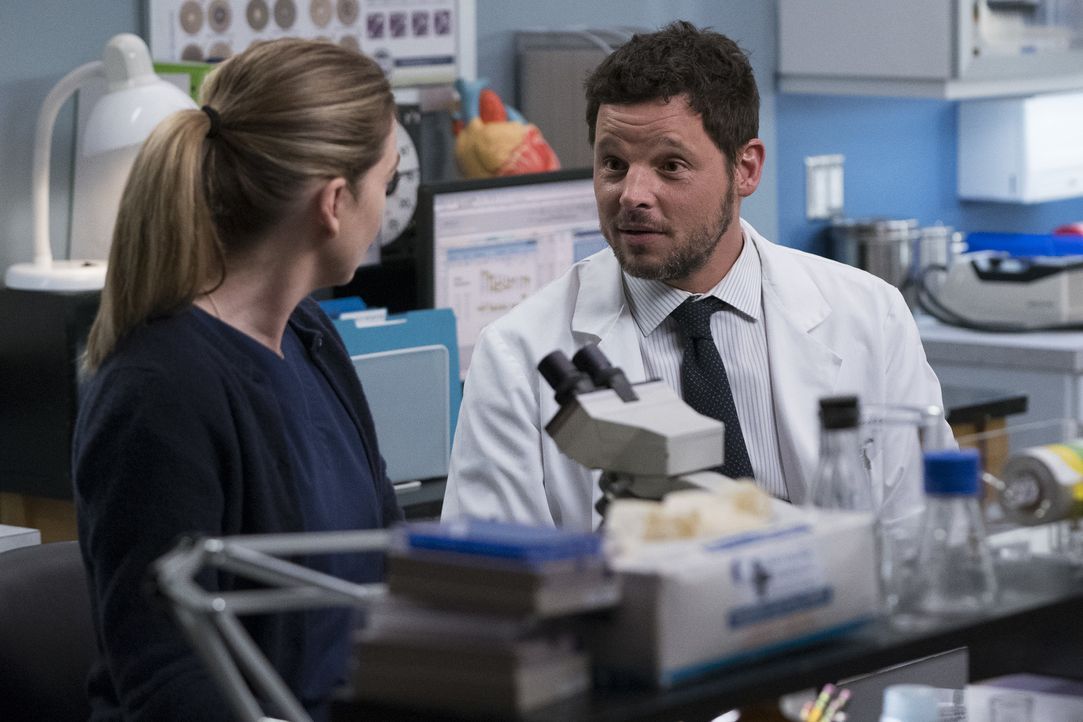 Dr. Meredith Grey (Ellen Pompeo, l.); Dr. Alex Karev (Justin Chambers, r.) - Bildquelle: Eric McCandless ABC Studios
