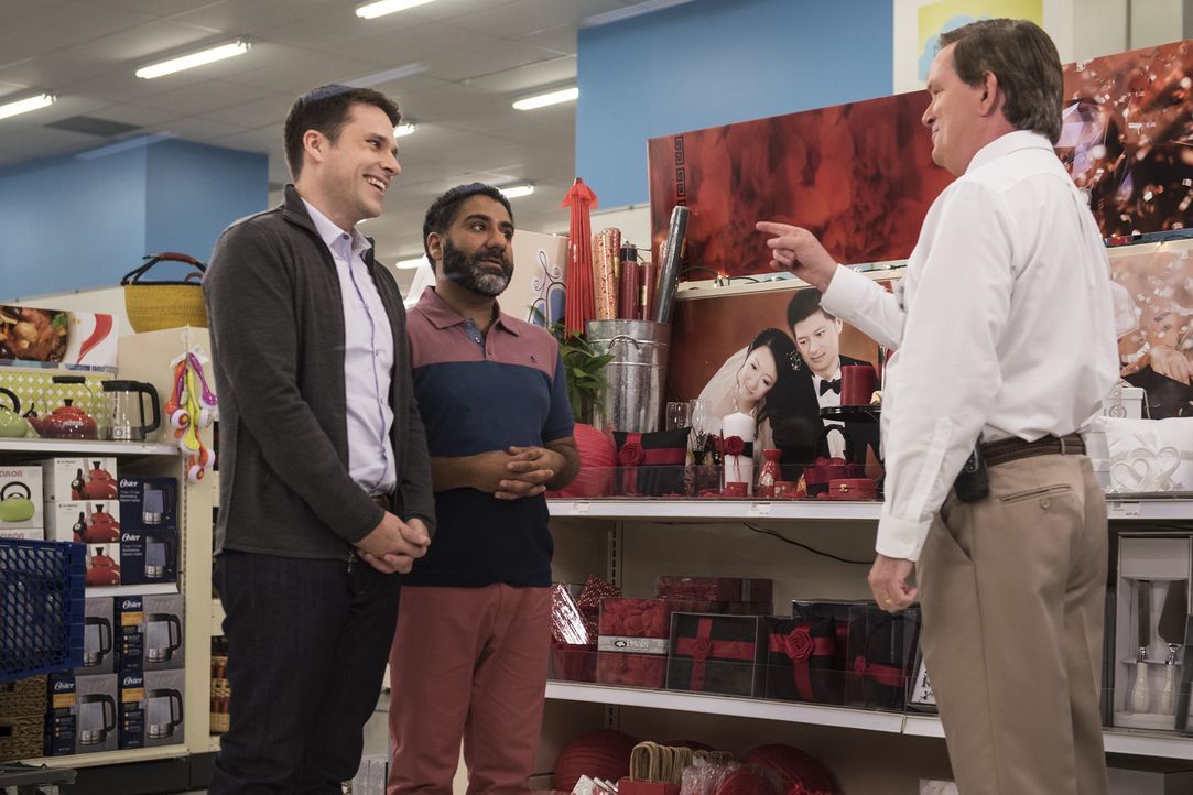Am Thementag "Hochzeit" möchte auch Glenn (Mark McKinney, r.) die Kunden beraten. Er steht aber wie immer etwas auf der Leitung und ist dann peinlic... - Bildquelle: Brandon Hickman 2015 Universal Television LLC. ALL RIGHTS RESERVED.