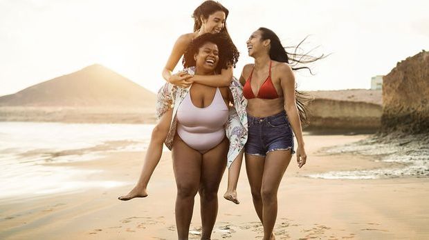 Junge, asiatische Mädchen haben perfekten Körper Junge, asiatische Mädchen haben perfekten Körper