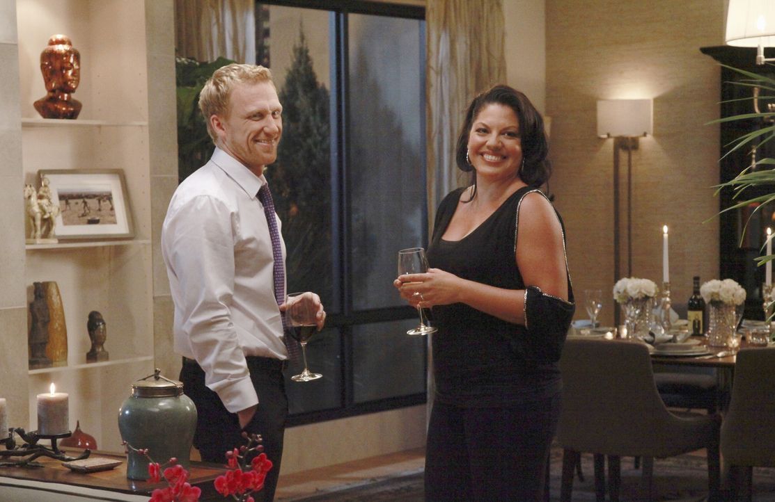 Genießen die Dinner-Party bei Teddy: Owen (Kevin McKidd, l.) und Callie (Sara Ramirez, r.) ... - Bildquelle: ABC Studios