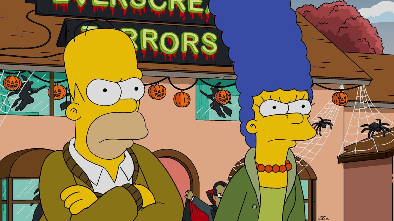 Da Lisa Angst vor der Halloween-Dekoration hat, beschließen Homer (l.) und Marge (r.), das Haus halloweenfrei zu gestalten und so muss Homer die kom... - Bildquelle: 2015 Fox and its related entities.  All rights reserved.