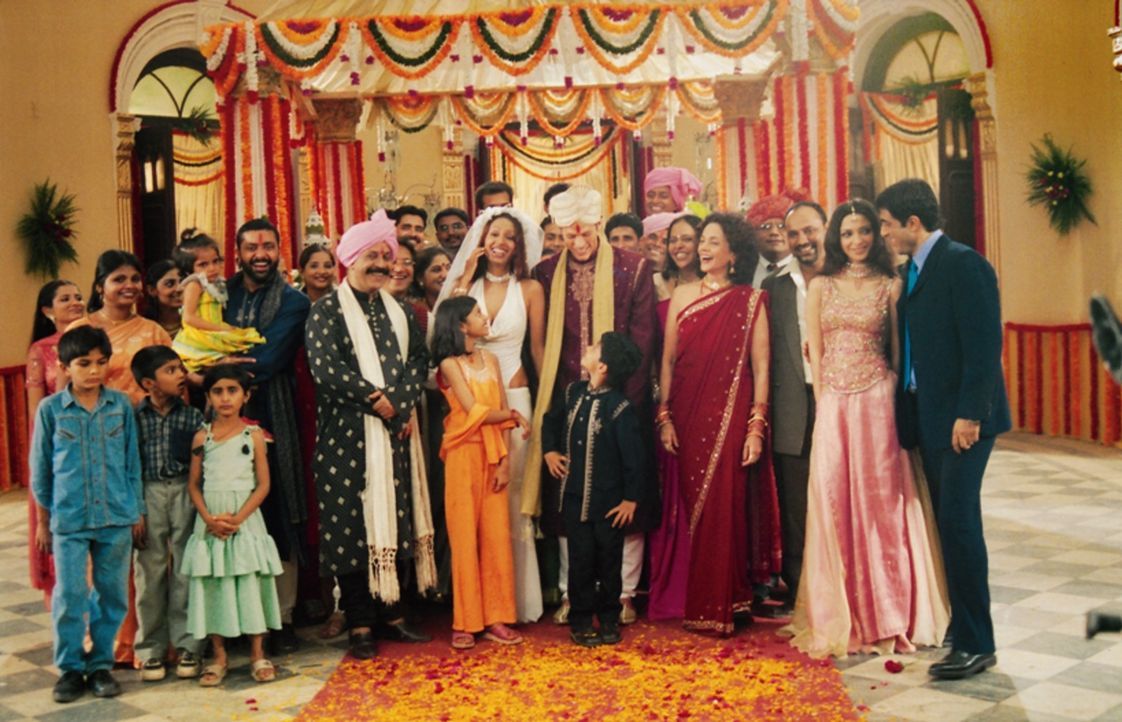 Ende gut, alles gut: Der Werbetexter Alex (Jason Lewis, 10.v.r.) heiratet seine "Bollywood-Braut" Reena (Kashmira Shah) ...