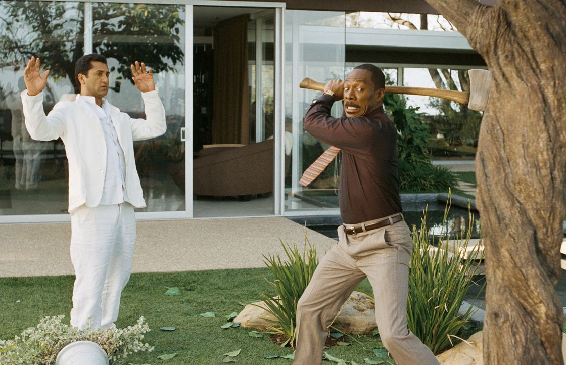 Mit allen Mitteln versucht Jack McCall (Eddie Murphy, r.), dem Zauber von Dr. Sinja (Cliff Curtis, l.) zu entkommen, doch nur Schweigen kann ihm das... - Bildquelle: (2012) DW Studios L.L.C. All rights reserved.