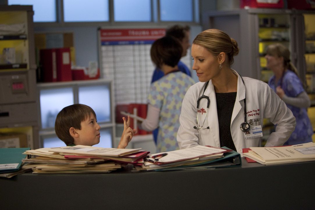 Charlotte (KaDee Strickland, r.) ist überrascht, als sie Mason (Griffin Gluck, l.) im Krankenhaus an der Rezeption antrifft ... - Bildquelle: ABC Studios
