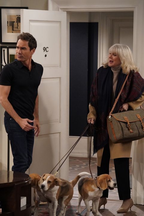 Will (Eric McCormack, l.) ist geschockt, als plötzlich seine Mutter Marilyn (Blythe Danner, r.) vor der Tür steht, doch es kommt noch schlimmer ... - Bildquelle: Chris Haston 2017 NBCUniversal Media, LLC / Chris Haston