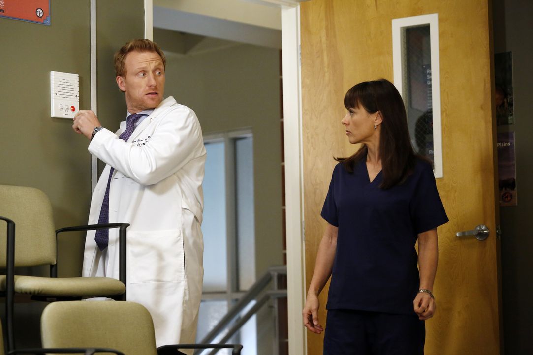 Die Nerven der Chirurgen aus dem Seattle Grace Krankenhaus liegen blank, als Owen (Kevin McKidd, l.) mit Dr. Alana Cahill (Constance Zimmer, r.) auf... - Bildquelle: ABC Studios