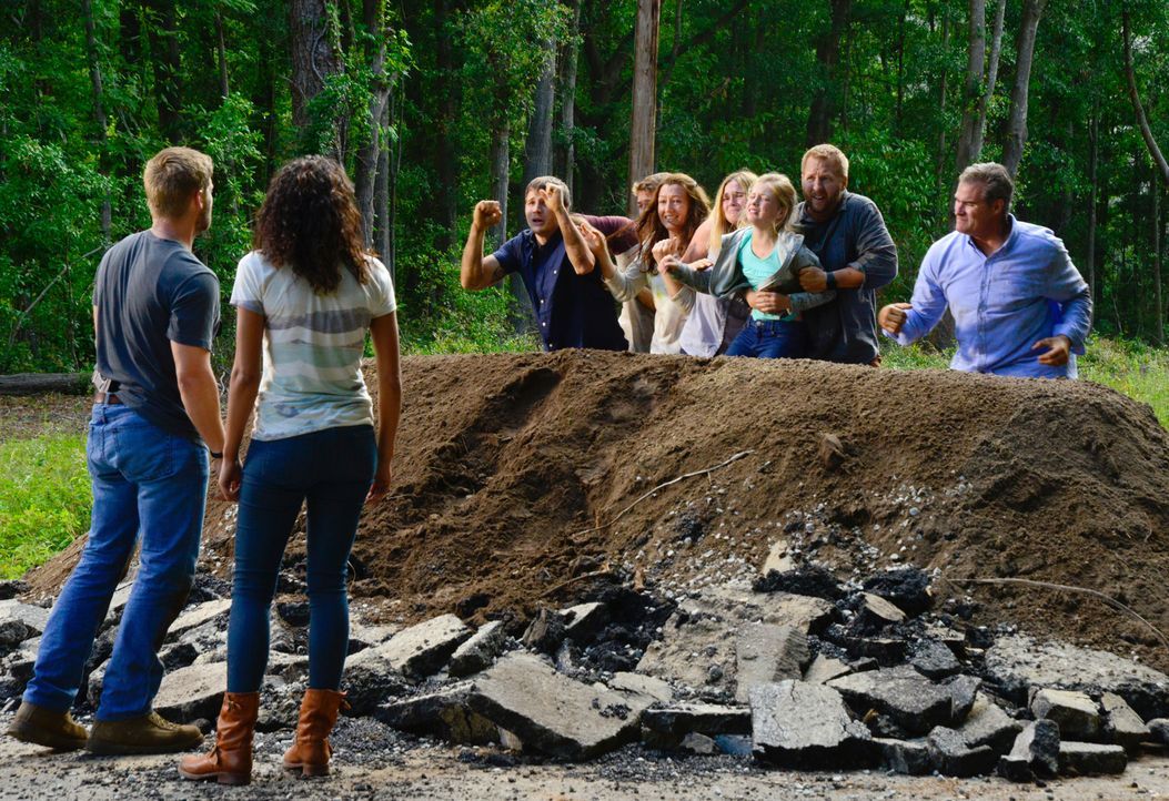 Als außerhalb der Kuppel eine Naturkatastrophe die Menschen in Angst und Schrecken versetzt, fühlen sich Barbie (Mike Vogel, l.) und Eva (Kylie Bunb... - Bildquelle: Brownie Harris 2015 CBS Studios Inc.