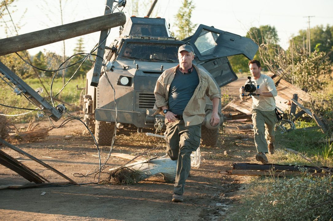 Während einige Bewohner Silvertons um ihr Leben rennen und versuchen, dem tödlichen Tornado zu entkommen, laufen andere gerade mitten in den monströ... - Bildquelle: 2014   Warner Bros.