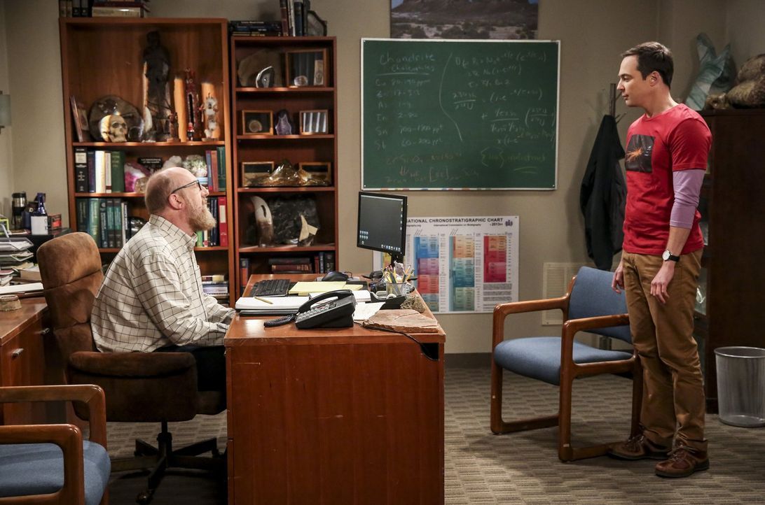 Sheldon (Jim Parsons, r.) arbeitet mit Bert (Brian Posehn, l.) zusammen an einem Geologieprojekt und hat sogar Spaß daran, doch dann beendet Bert pl... - Bildquelle: Warner Bros. Television