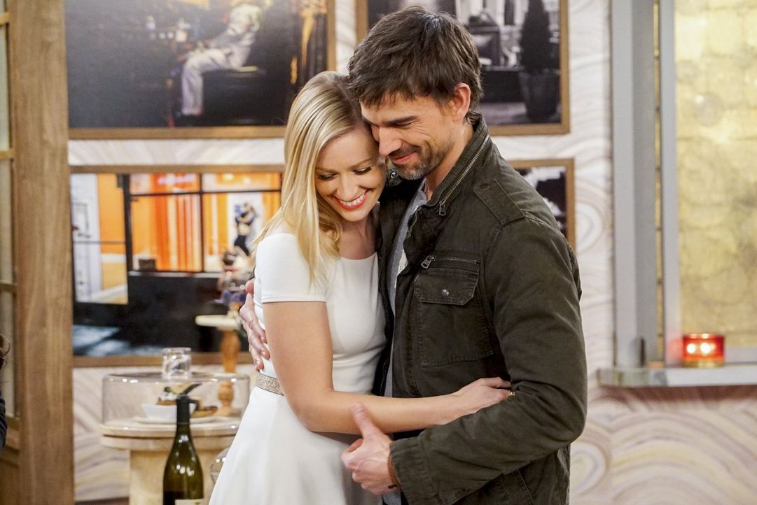 Noch sind Caroline (Beth Behrs, l.) und Bobby (Christopher Gorham, r.) überglücklich, doch nachdem Caroline Bobbys Schwester einen Ratschlag gegeben... - Bildquelle: Warner Bros. Television
