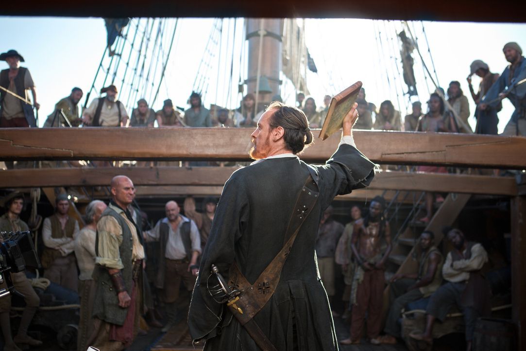 Der einst so mächtige Captain Flint (Toby Stephens, vorne) muss um die Loyalität seiner Crew-Mitglieder kämpfen, wenn er nicht untergehen will ... - Bildquelle: 2013 Starz Entertainment LLC, All rights reserved