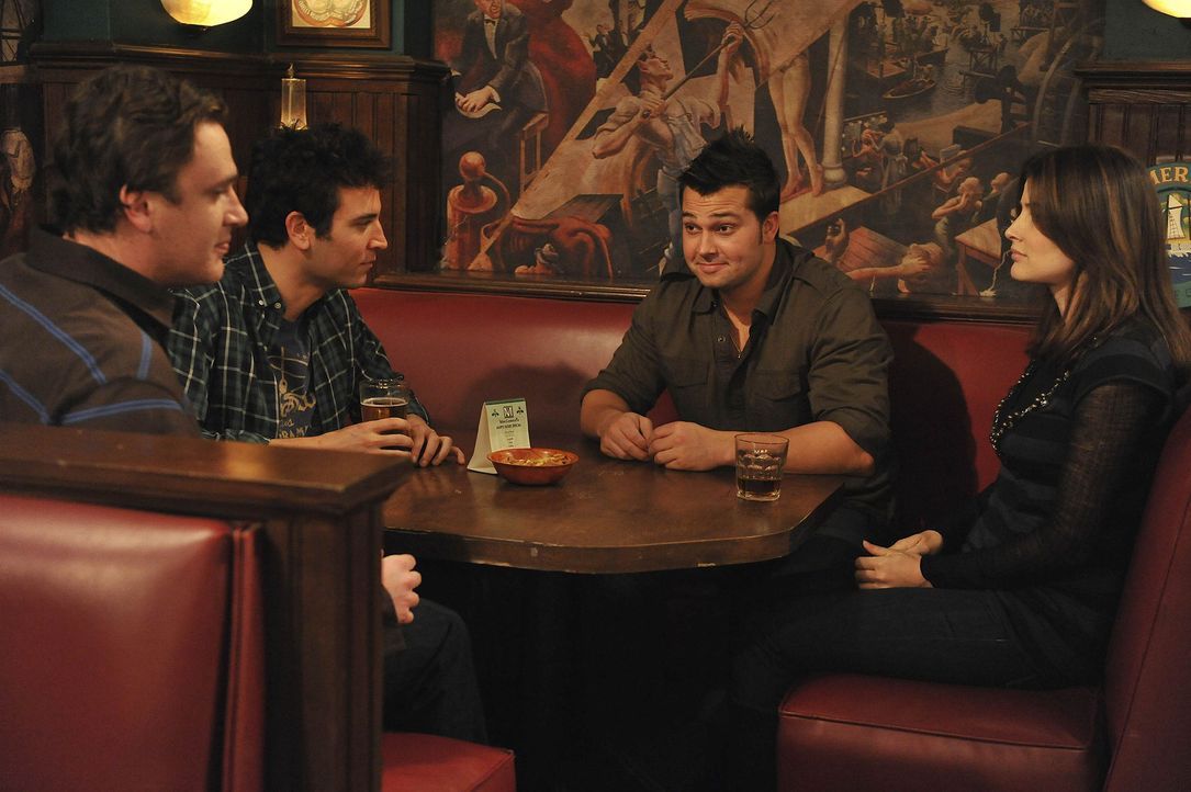 In einer Bar treffen die Freunde Ted (Josh Radnor, 2.v.l.), Marshall (Jason Segel, l.) und Robin (Cobie Smulders, r.) auf New York Yankee Spieler Ni... - Bildquelle: 20th Century Fox International Television